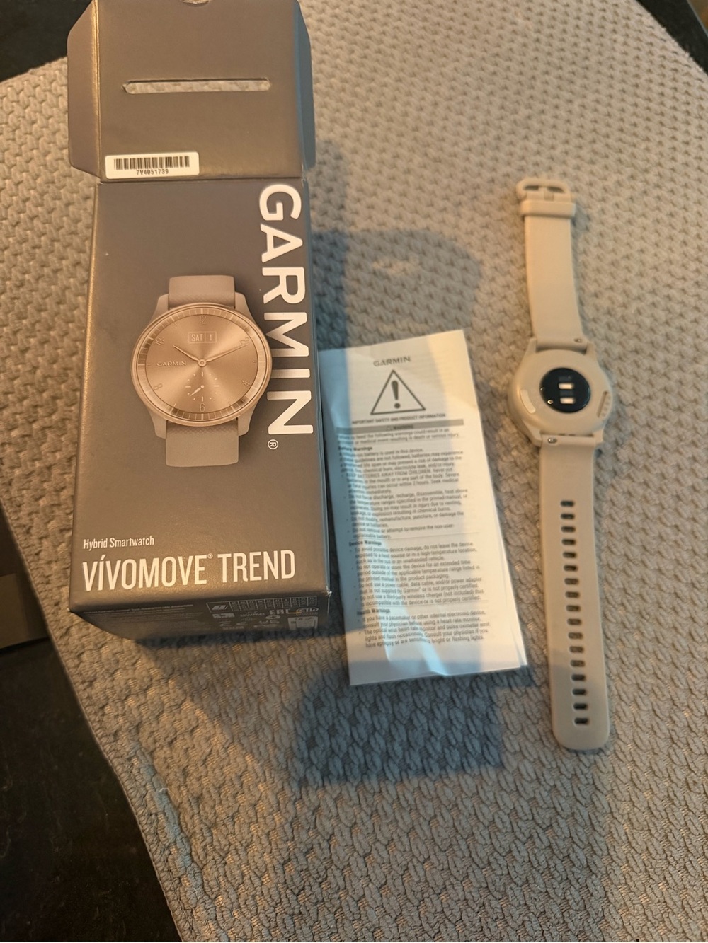 Garmin Vivomove Trend Hybrid Smartwatch in Beige and Rose Gold - Picture 4 of 4